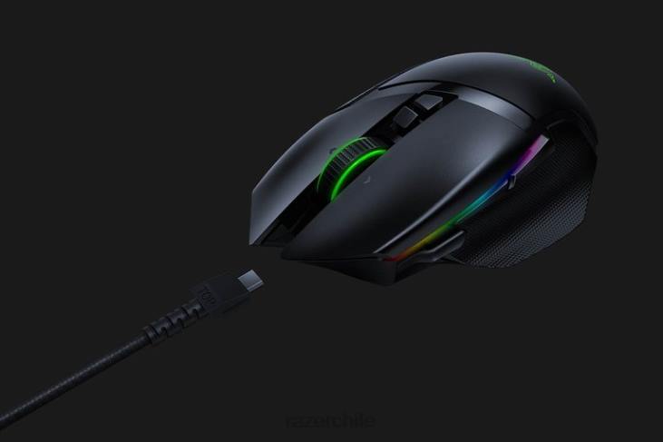 un color ratones 6B0F35 Basilisk Ultimate con base de carga. Razer